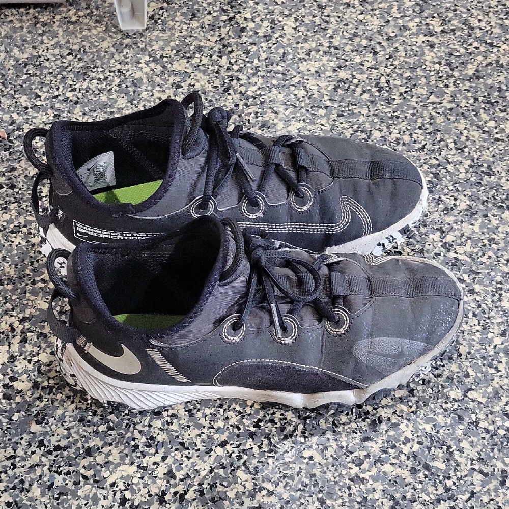 Nike - Boys Baseball Turf Black and White Athletic Shoes